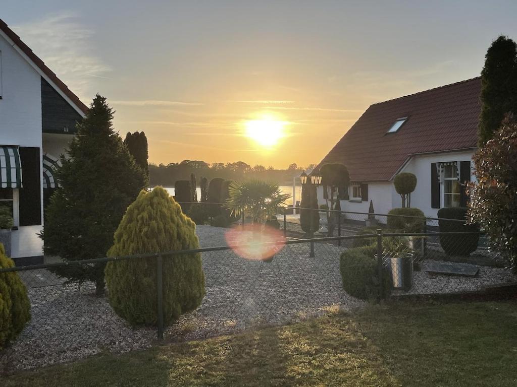 Heel Freistehendes Ferienhaus Am See Naehe Roermond מראה חיצוני תמונה